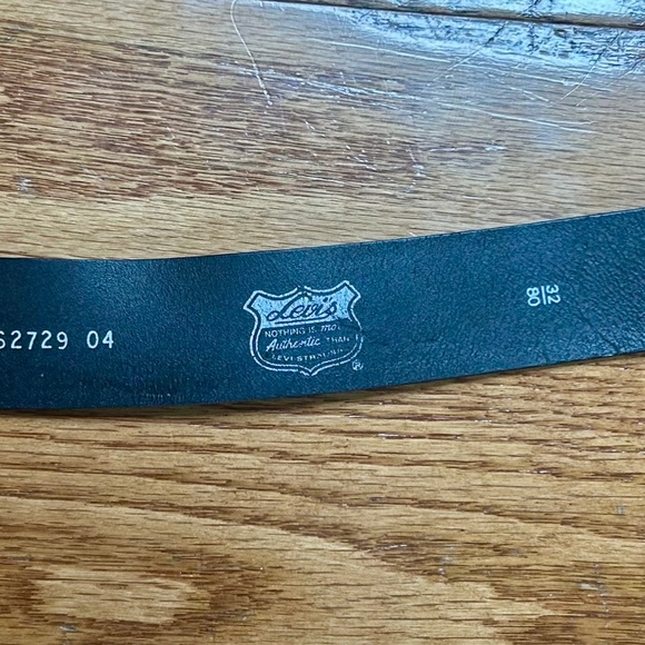LIKE NEW Unisex Levi’s Genuine Leather Black Belt with Silver Buckle 32” - Picture 5 of 5